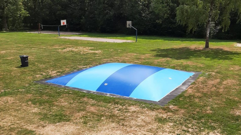 Airtrampoline en sportveld - Bungalowpark Het Bosmeer