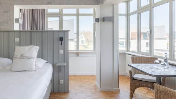 Terras studio - West Bay Hotel