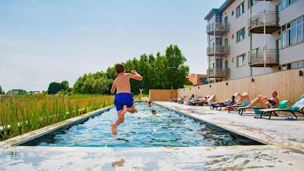 Natuurzwembad - West Bay Hotel