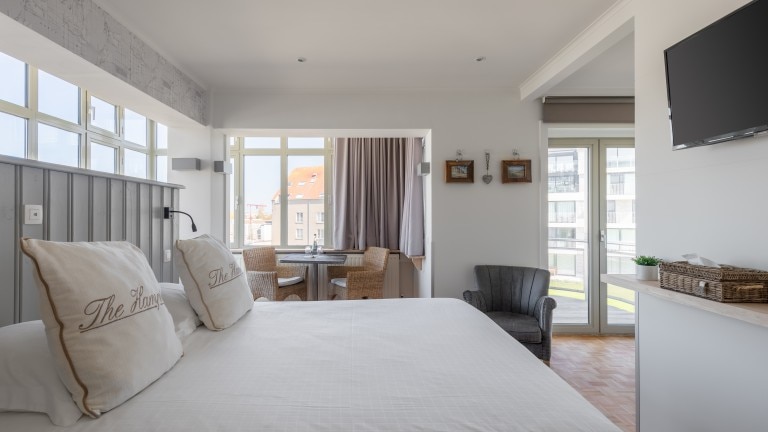 Terras studio - West Bay Hotel