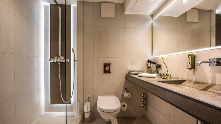 Badkamer premium - Hotel VierJahreszeiten am Seilersee