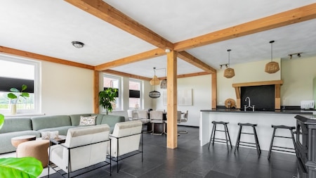 Woonkamer en keuken - Vakantiepark de Kremmer Woonkamer en keuken - Vakantiepark de Kremmer