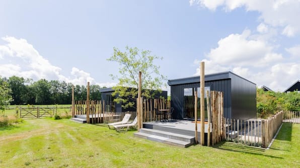 Tiny house met vlonder - Vakantiepark De Kremmer