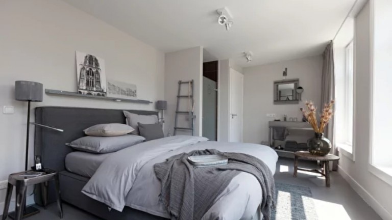 Medium room - Mother Goose Hotel