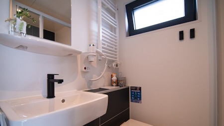 Badkamer - Huren Houseboat Middelaar Badkamer - Huren Houseboat Middelaar