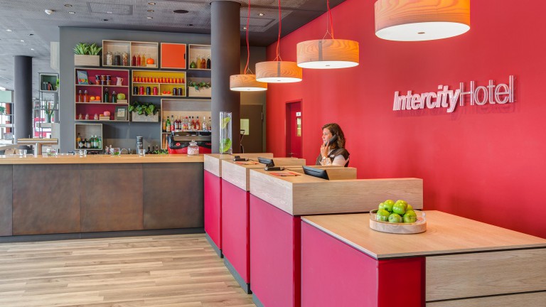 Receptie - IntercityHotel Duisburg