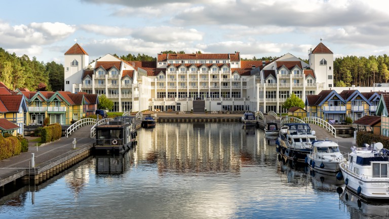 hotel achterzijde - Sunday Resort Hafendorf Rheinsberg