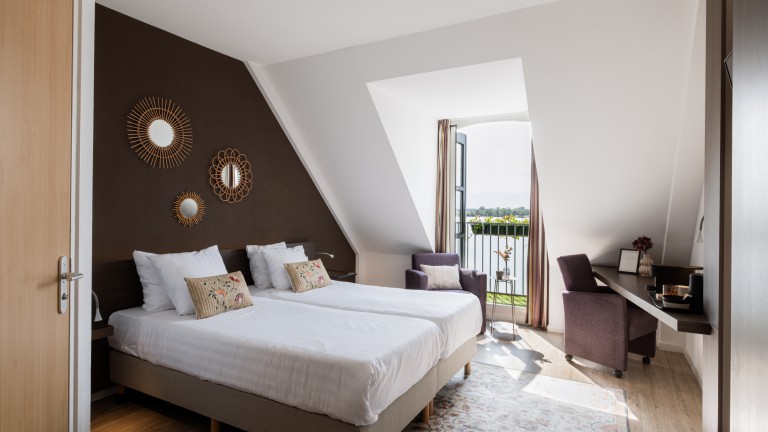 Rivierzicht kamer met balkon - Hotel Hoogeerd by Flow