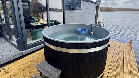 Hottub - Huren Houseboat Middelaar Hottub - Huren Houseboat Middelaar