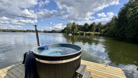 Hottub - Huren Houseboat Middelaar Hottub - Huren Houseboat Middelaar