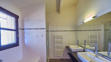 Badkamer - Résidence Château de SallesWoonkamer - Résidence Château de Salles