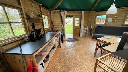 Woonkamer en keuken - Duincamping De Lepelaar