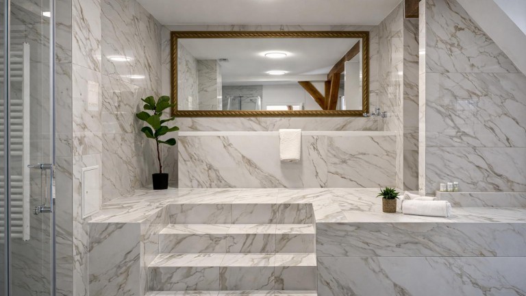 Tweepersoonskamer Mansarde met wellnessbad - Schloss Krugsdorf Hotel