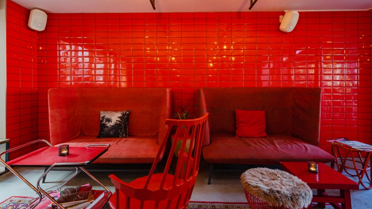 The Red Room - Hotel de Hallen