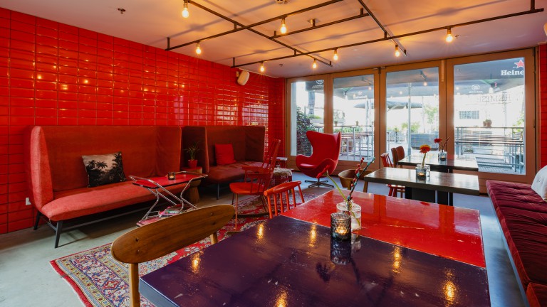 The Red Room - Hotel de Hallen