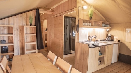 Keuken en woonkamer - Camping Floreal La Colline Keuken en woonkamer - Camping Floreal La Colline