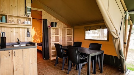 Keuken en woonkamer - Camping Floreal La Colline Keuken en woonkamer - Camping Floreal La Colline