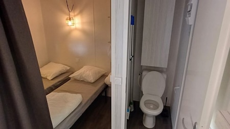 Slaapkamer en toilet - Camping Floreal La Roche-en-Ardenne