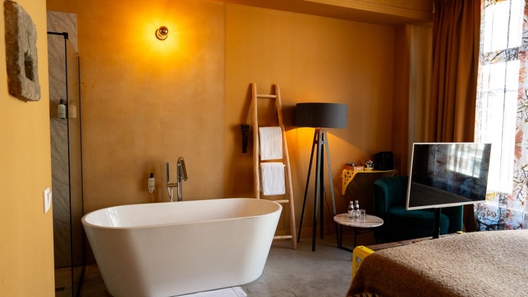 Romantic room - The Church