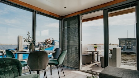 Woonkamer - Huren Houseboat Uitgeest