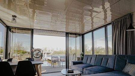 Woonkamer - Huren Houseboat Uitgeest