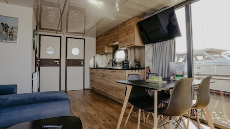 Woonkamer - Huren Houseboat Uitgeest