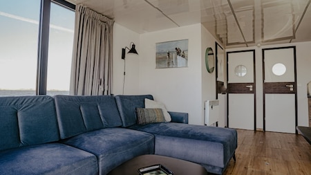 Woonkamer - Huren Houseboat Uitgeest