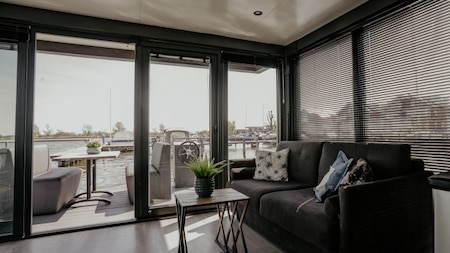 Woonkamer - Huren Houseboat Uitgeest