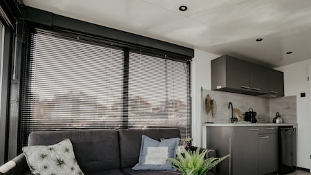 Woonkamer - Huren Houseboat Uitgeest