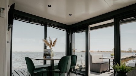 Woonkamer - Huren Houseboat Uitgeest