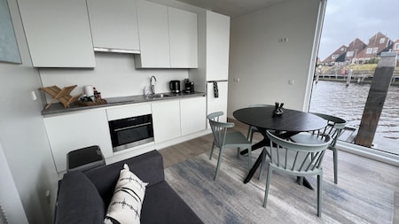 Woonkamer en keuken - Huren Houseboat Lemmer