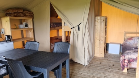 Eetgedeelte - Vodatent Boerderijcamping de Hinde