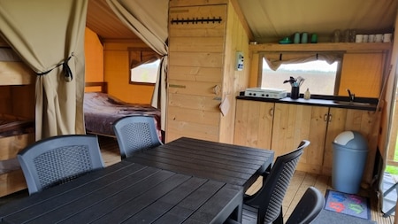 Eetgedeelte - Vodatent Boerderijcamping de Hinde
