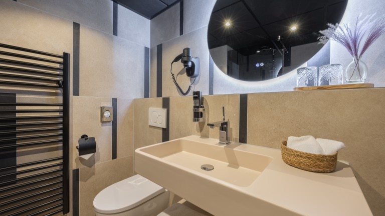 Deluxe room double bed - Leonardo Hotel Papendrecht