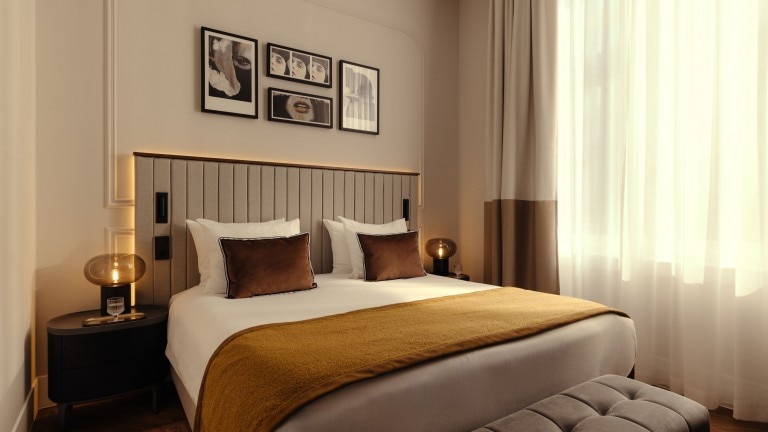 Family room 1 king bed 1 sofabed - The Manor Amsterdam