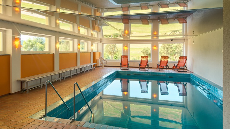 Binnenzwembad - Landhotel Löwen Bernau im Schwarzwald