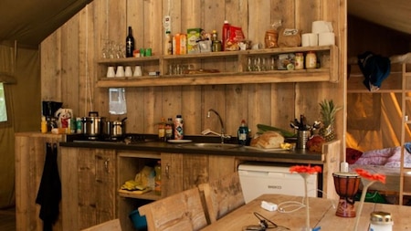 Woonkamer en keuken - Vakantiepark 't Strandheem Woonkamer en keuken - Vakantiepark 't Strandheem