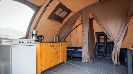 Keuken en slaapgedeelte - Camping Kogerstrand Keuken en slaapgedeelte - Camping Kogerstrand