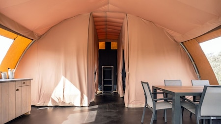 Woongedeelte en keuken - Camping Kogerstrand Woongedeelte en keuken - Camping Kogerstrand