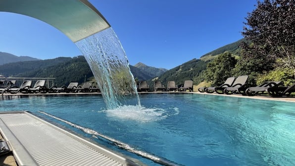 Buitenzwembad - Hotel Eggerhof