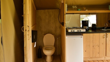 Keuken en toilet - Vodatent Vakantiepark De Kleine Wielen