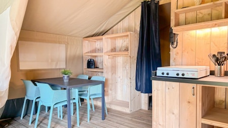 Woonkamer en keuken - Vodatent Camping San Lanaco Woonkamer en keuken - Vodatent Camping San Lanaco