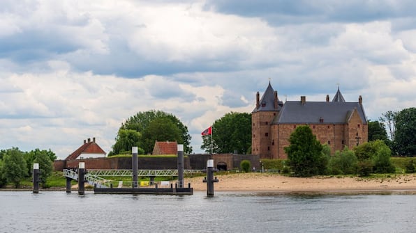 Slot Loevestein - Boat Bike Tours