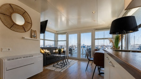 Keuken en woonkamer - Huren Houseboat Veerse Meer Keuken en woonkamer - Huren Houseboat Veerse Meer