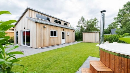 Achteraanzicht met hottub - Vakantiepark De Kremmer Achteraanzicht met hottub - Vakantiepark De Kremmer