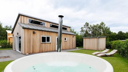 Achteraanzicht met hottub - Vakantiepark De Kremmer Achteraanzicht met hottub - Vakantiepark De Kremmer
