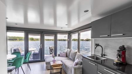 Woonkamer en keuken - Huren Houseboat Middelaar Woonkamer en keuken - Huren Houseboat Middelaar