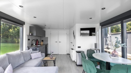 Woonkamer en keuken - Huren Houseboat Middelaar Woonkamer en keuken - Huren Houseboat Middelaar