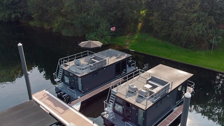Buitenaanzicht - Huren Houseboat Middelaar Buitenaanzicht - Huren Houseboat Middelaar
