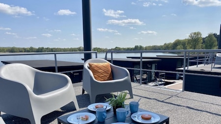 Terras - Huren Houseboat MiddelaarWoonkamer - Huren Houseboat Middelaar Terras - Huren Houseboat MiddelaarWoonkamer - Huren Houseboat Middelaar